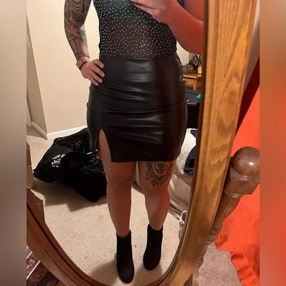 High Waist Bodycon Mini Short Faux Leather Skirt with Slit - Picture 9 of 12